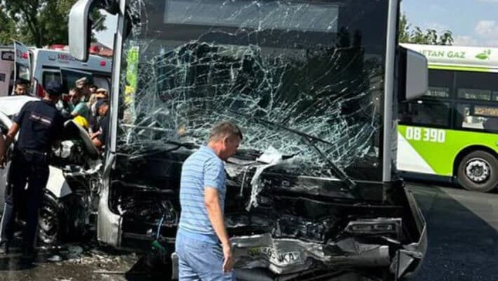 В Ташкенте в ДТП с участием автобуса погиб 20-летний водитель