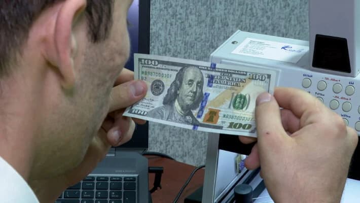 В Ханабаде кассир банка выдал клиенту поддельные доллары