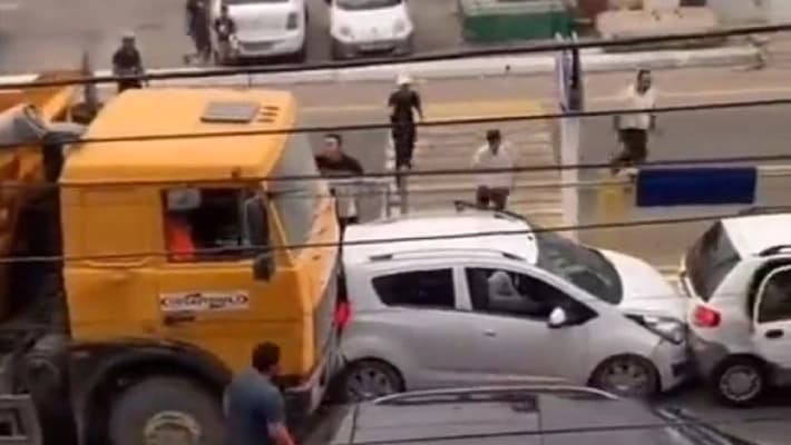 Под Ташкентом грузовик без тормозов наехал на шесть автомобилей