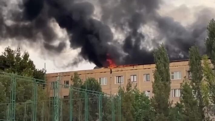 В Ташкенте загорелась кровля многоэтажки