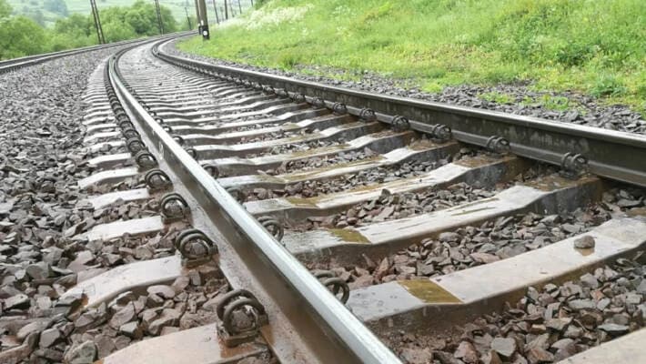 В Маргилане женщина попала под поезд при попытке спасти ребенка