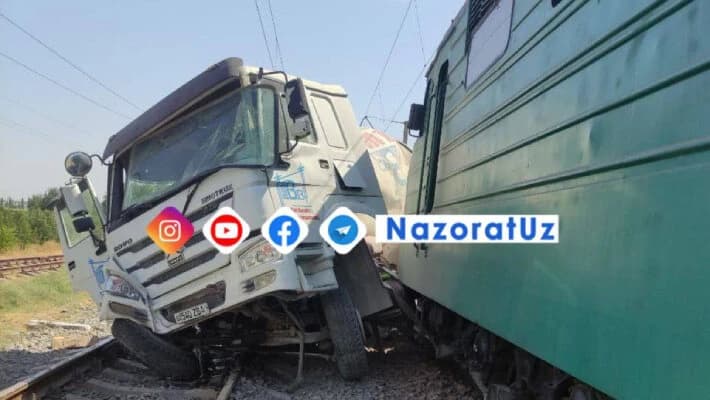 В Ташкентской области электровоз врезался в грузовик