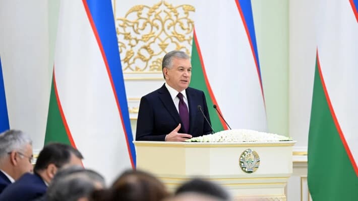 Мирзиёев поручил уволить хокимов Навои, Янгиюля и 10 районов