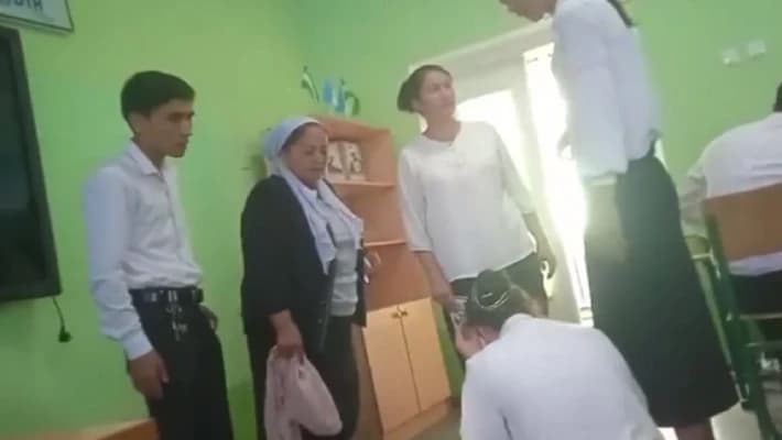 В Наманганской области уволили директора школы за жестокое обращение с ученицей