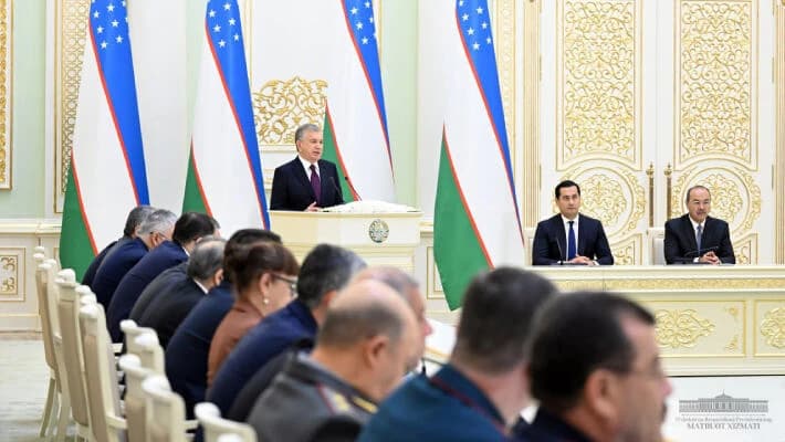 Президент уволил двух замминистров, главу «Узбекистон темир йуллари»