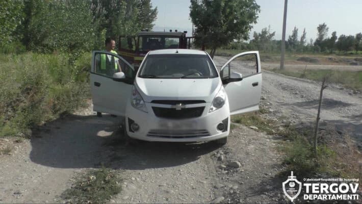 В Самарканде пассажирка угнала у таксиста машину, пока тот справлял нужду   