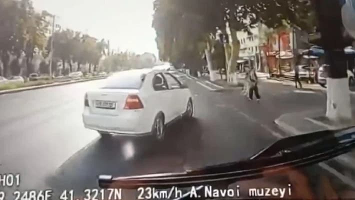 В Ташкенте водитель легкового автомобиля подрезал автобус, один человек пострадал