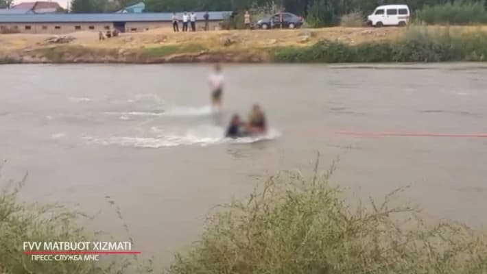 Двух застрявших посреди реки подростков спасли в Ташкентской области