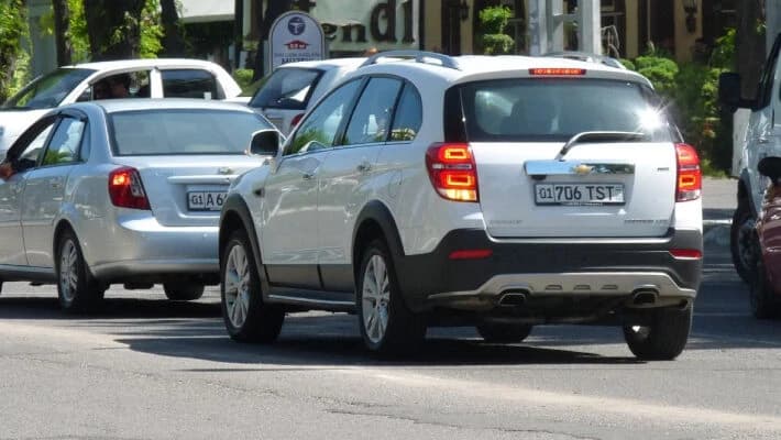 В Узбекистане повысили плату за выдачу госномеров на авто