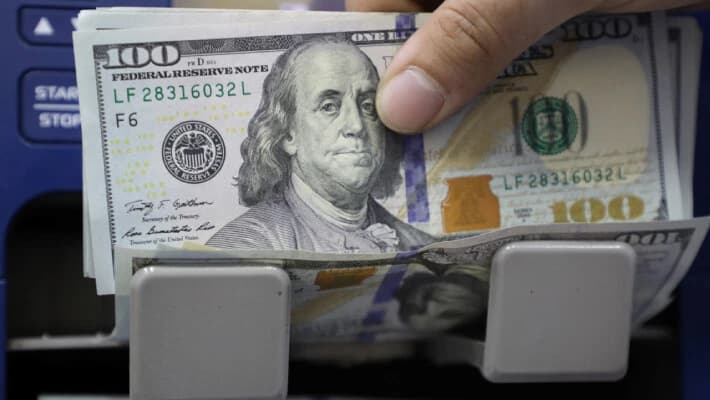 Курс доллара в коммерческих банках превысил 12 тыс. сумов