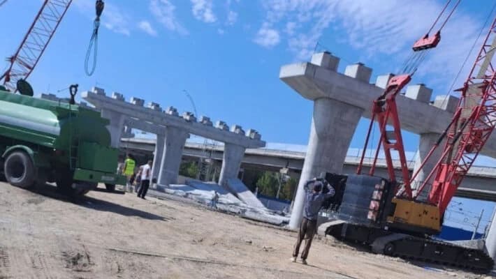 После падения балок строящегося путепровода в Ташкенте возбуждено уголовное дело