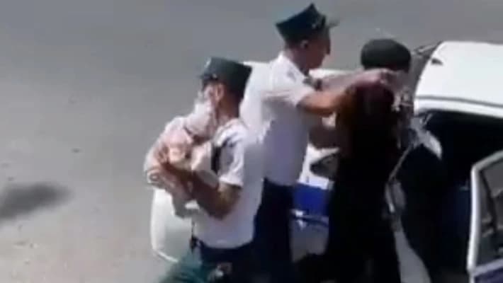 В Фергане уволили сотрудника ППС за грубое задержание женщины с ребенком