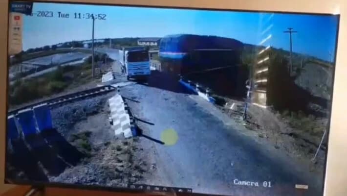 В Бухарской области локомотив на скорости снес грузовик на переезде (видео)