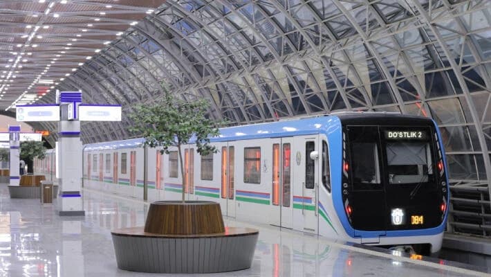 Ташкентцы пересаживается на метро, чтобы не стоять в пробках