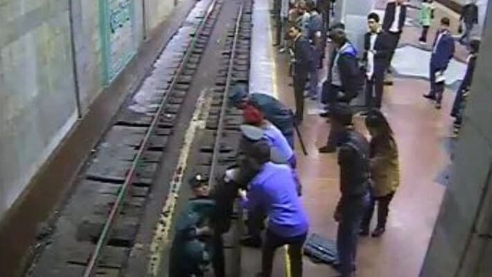 Девушка бросилась на рельсы в ташкентском метро