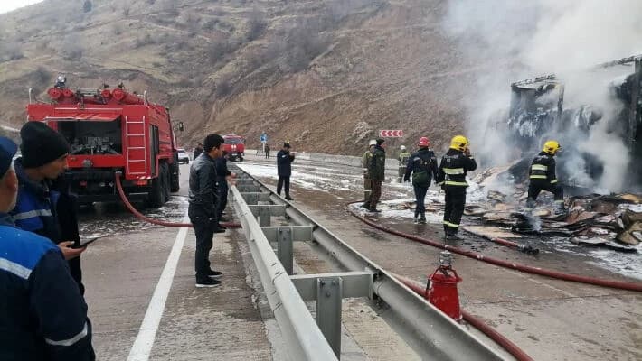 На перевале «Камчик» приостановили движение из-за загоревшегося грузовика