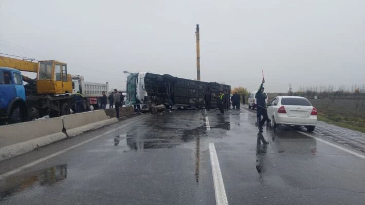В Самаркандской области перевернулся автобус, один человек погиб