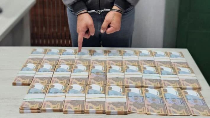 Жителя Сырдарьи задержали при продаже крупной партии поддельных сумов
