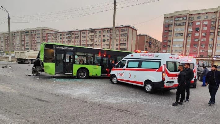 Три человека пострадали в ДТП с автобусом и грузовиком в Ташкенте