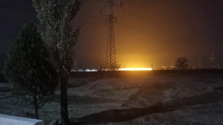 Жители Ахангарана приняли яркий свет от теплиц за пожар