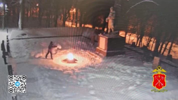 Из России депортируют школьников из Узбекистана, потушивших Вечный огонь