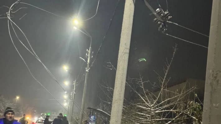 В Ташкенте жители двух махаллей остались без света из-за автобуса
