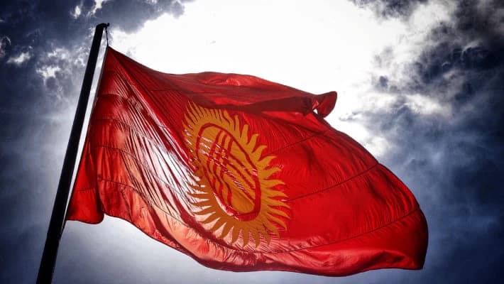 В Кыргызстане изменили государственный флаг