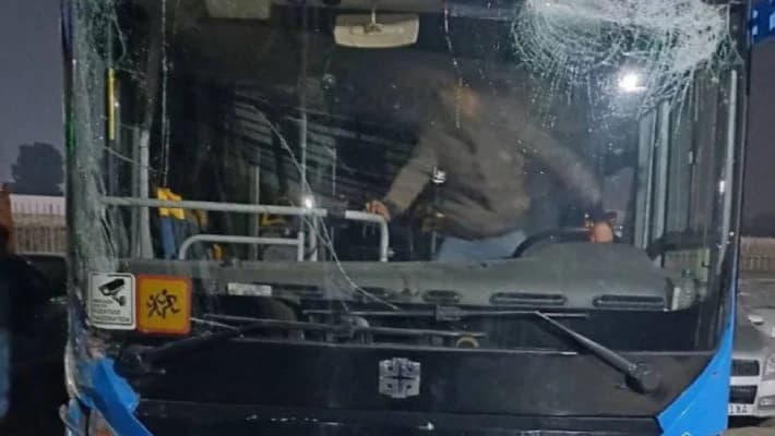 В Андижане пьяный водитель автобуса врезался в магазин