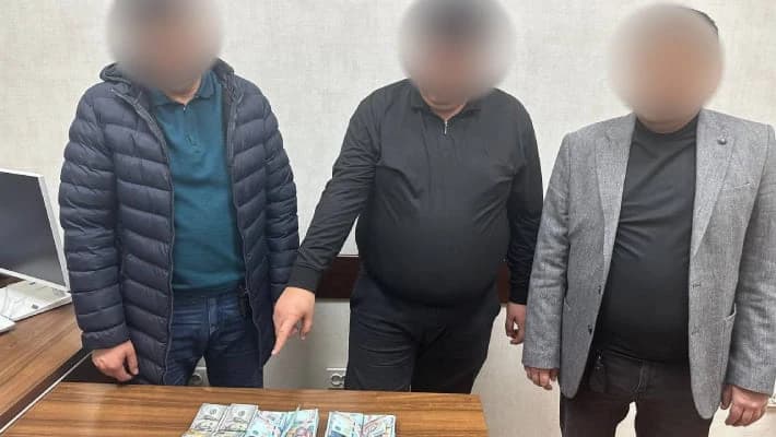 Сотрудников «Урмонкурилиш» и ISCAD задержали при получении взятки