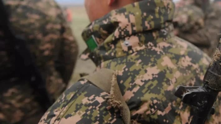 Массовая драка военнослужащих и гражданских в Казахстане попала на видео