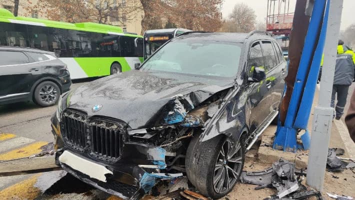 В Ташкенте BMW врезался в столб и перевернулся