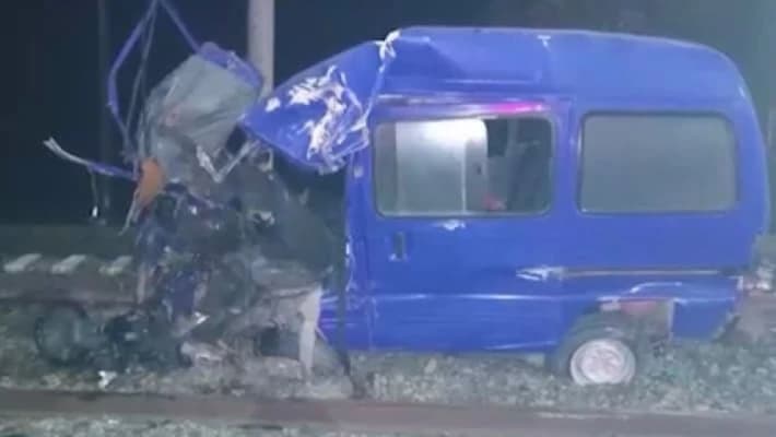 В Фергане водитель Damas погиб после столкновения с поездом