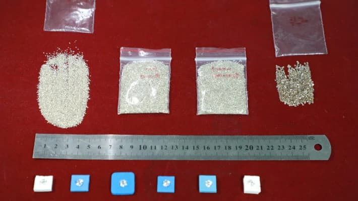В аэропорту Ташкента задержали пассажиров с алмазами на 1,8 млрд сумов