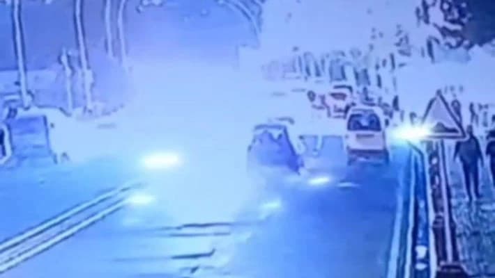 В Андижане пьяный водитель сбил двух человек на обочине дороги