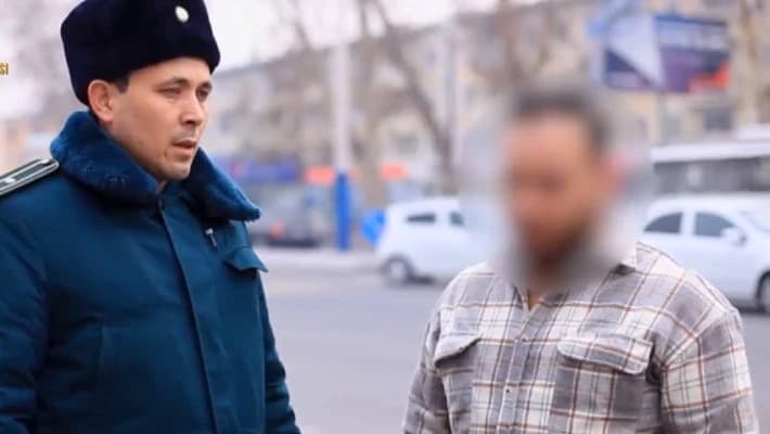 В Фергане блогера оштрафовали за странный перформанс на дороге