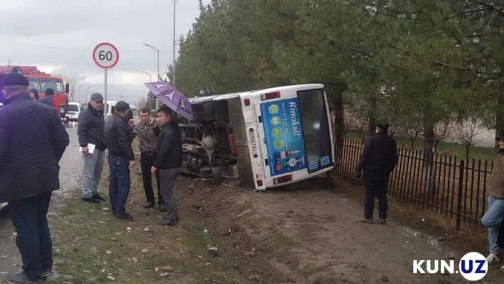 Пассажирский автобус перевернулся в Самаркандской области