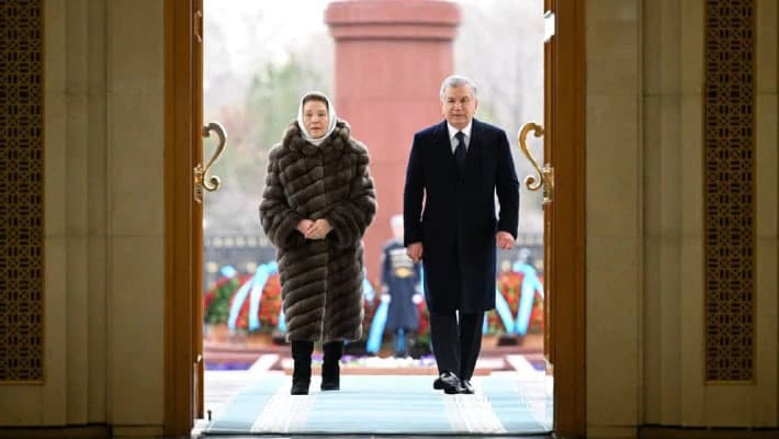 Мирзиёев возложил цветы к памятнику Ислама Каримова