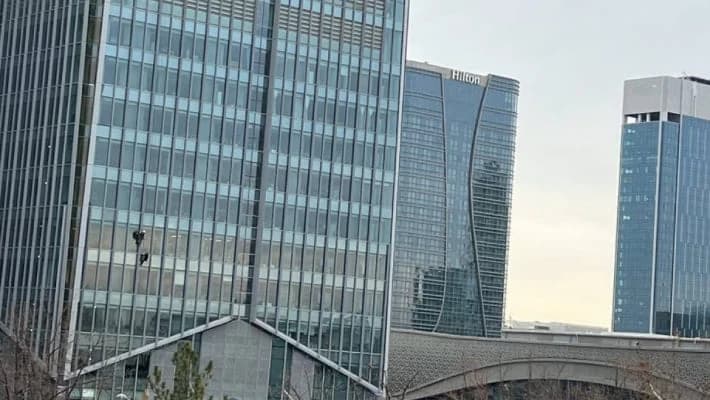 В МЧС опровергли падение человека с высотки в Tashkent city