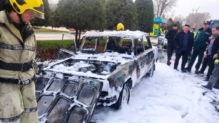 В Ташкенте вспыхнул припаркованный ВАЗ-2107