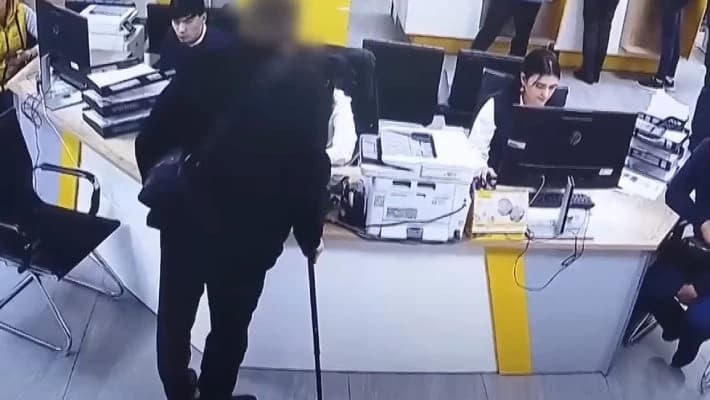 В Ташкенте мужчина хотел снять чужие деньги в банке, переодевшись в пенсионера