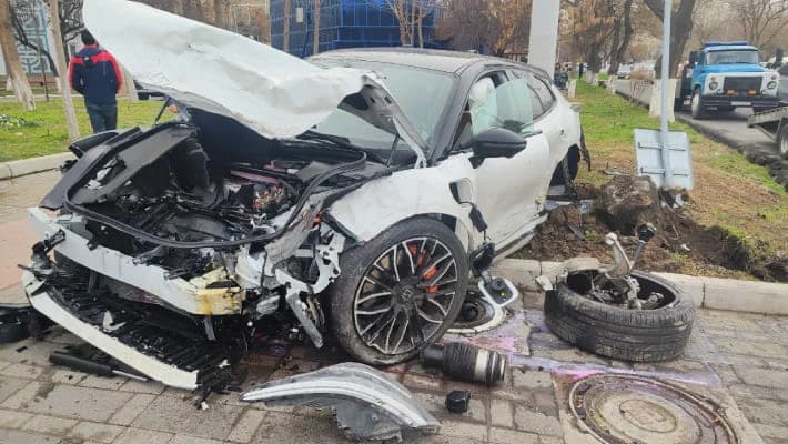 Четыре человека попали в больницу после жесткого ДТП в Ташкенте