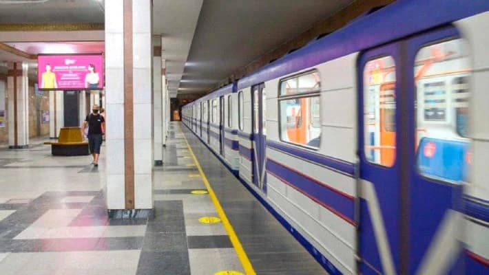 Неисправный поезд отбуксировали со станции метро «Амира Темура»