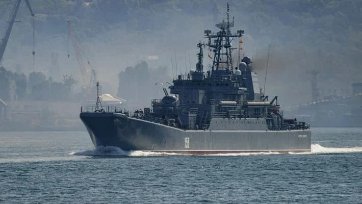 Опубликованы кадры уничтожения одного из новейших судов России в Черном море