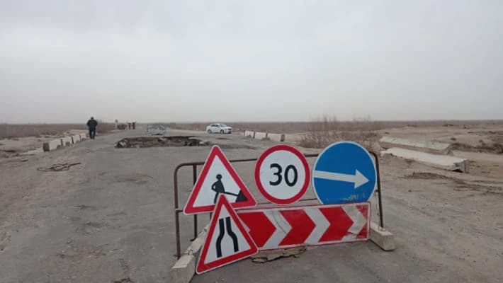 В Кашкадарье под тяжестью грузовика обрушился аварийный мост