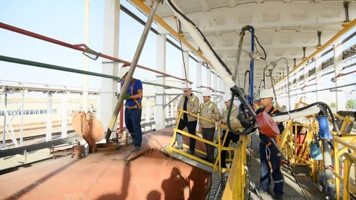 Узбекистан обсуждает переработку афганской нефти на своих НПЗ