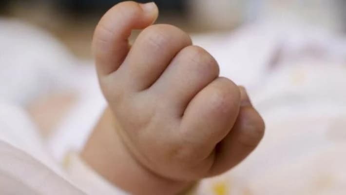 В Самарканде женщина бросила двух новорожденных дочерей в подъезде дома