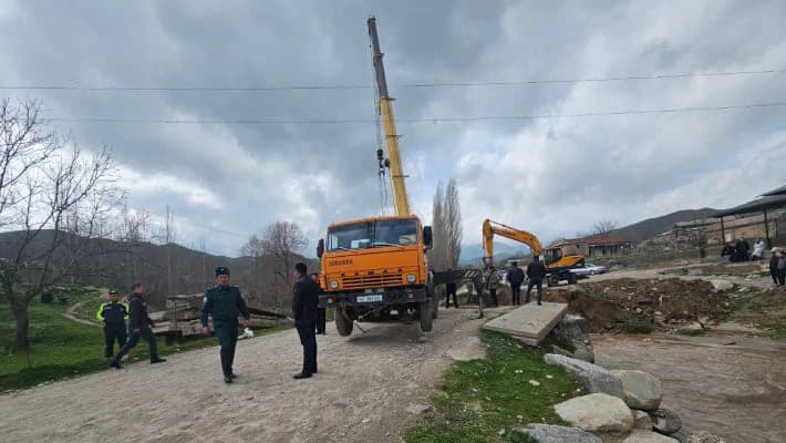 В Самаркандской области из-за проливных дождей смыло мост