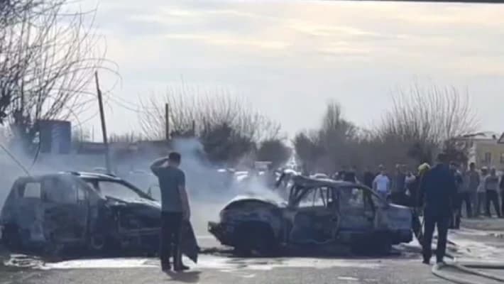 Две машины полностью сгорели после ДТП в Наманганской области