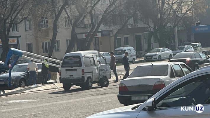 В Ташкенте водитель Damas на большой скорости снес фонарный столб