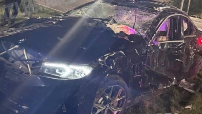 В Ташкенте BMW на огромной скорости врезался в бетонный разделитель
